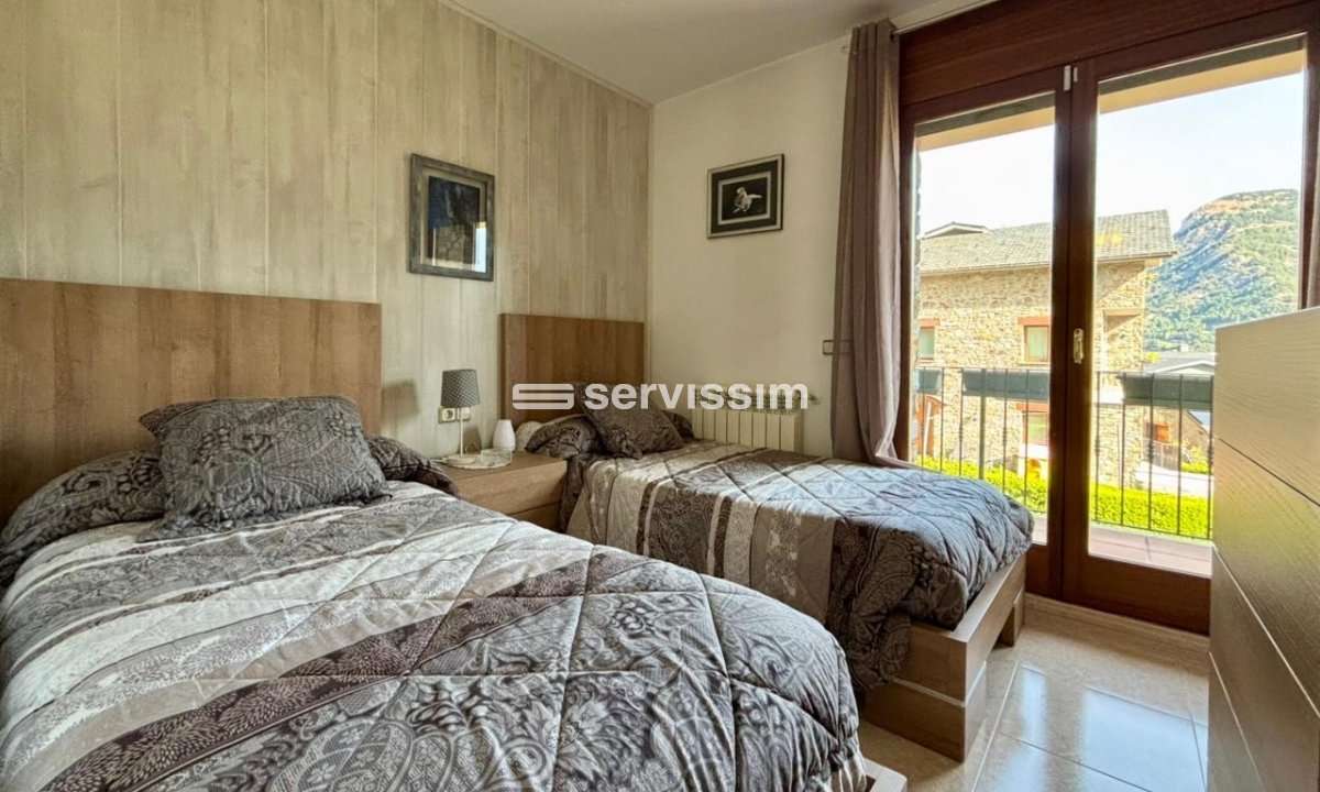 Casa adossada en venda a Sispony, 4 habitacions, 302 metres
