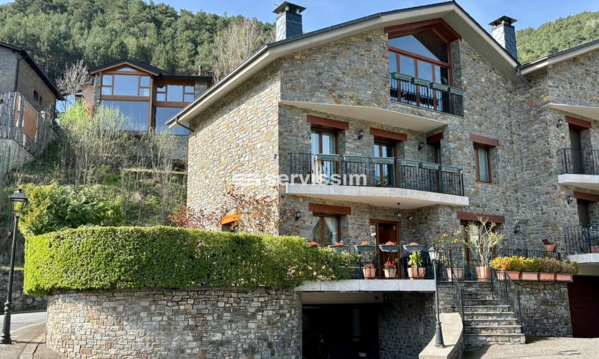 Casa adossada en venda a Sispony, 4 habitacions, 302 metres